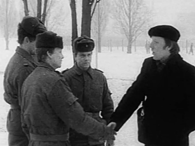 Ralf im Gespräch mit Soldaten