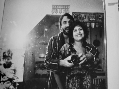 Chetna und Lars im Spiegel